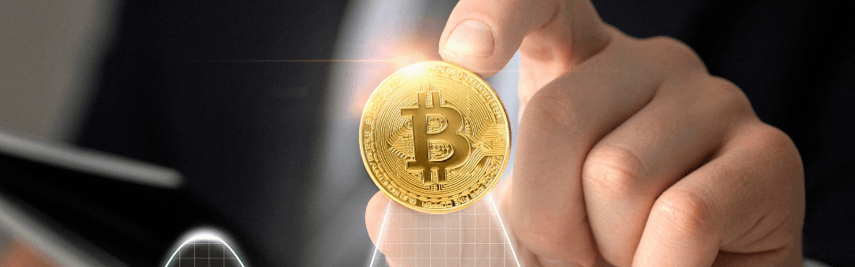 moneta Bitcoin w dłoni